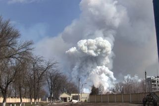 Ohromné výbuchy otřásly vojenským areálem u...